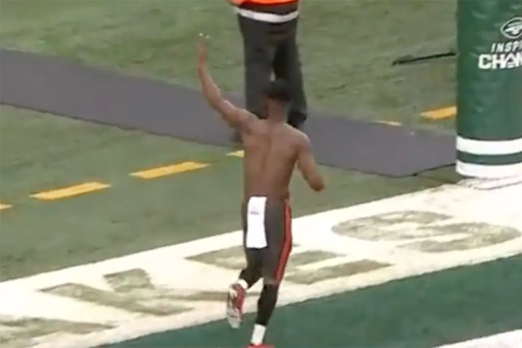 Antonio Brown goes shirtless, leaves Buccaneers-Jets game in odd scene